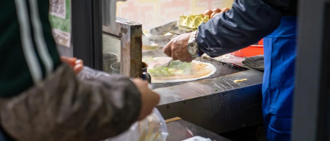 励志阿叔21年把小推车开成档口,这份煎饼果子,我先干为敬(图11) 石龙煎饼果子摊_小吃手推车款式图片_东莞煎饼果子