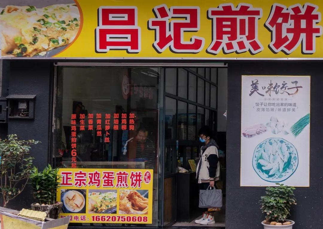 励志阿叔21年把小推车开成档口,这份煎饼果子,我先干为敬(图12) 东莞煎饼果子_小吃手推车款式图片_石龙煎饼果子摊