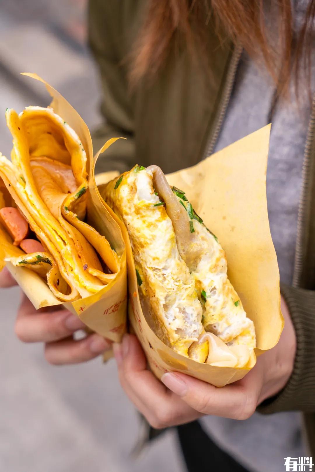 励志阿叔21年把小推车开成档口,这份煎饼果子,我先干为敬(图13) 东莞煎饼果子_石龙煎饼果子摊_小吃手推车款式图片