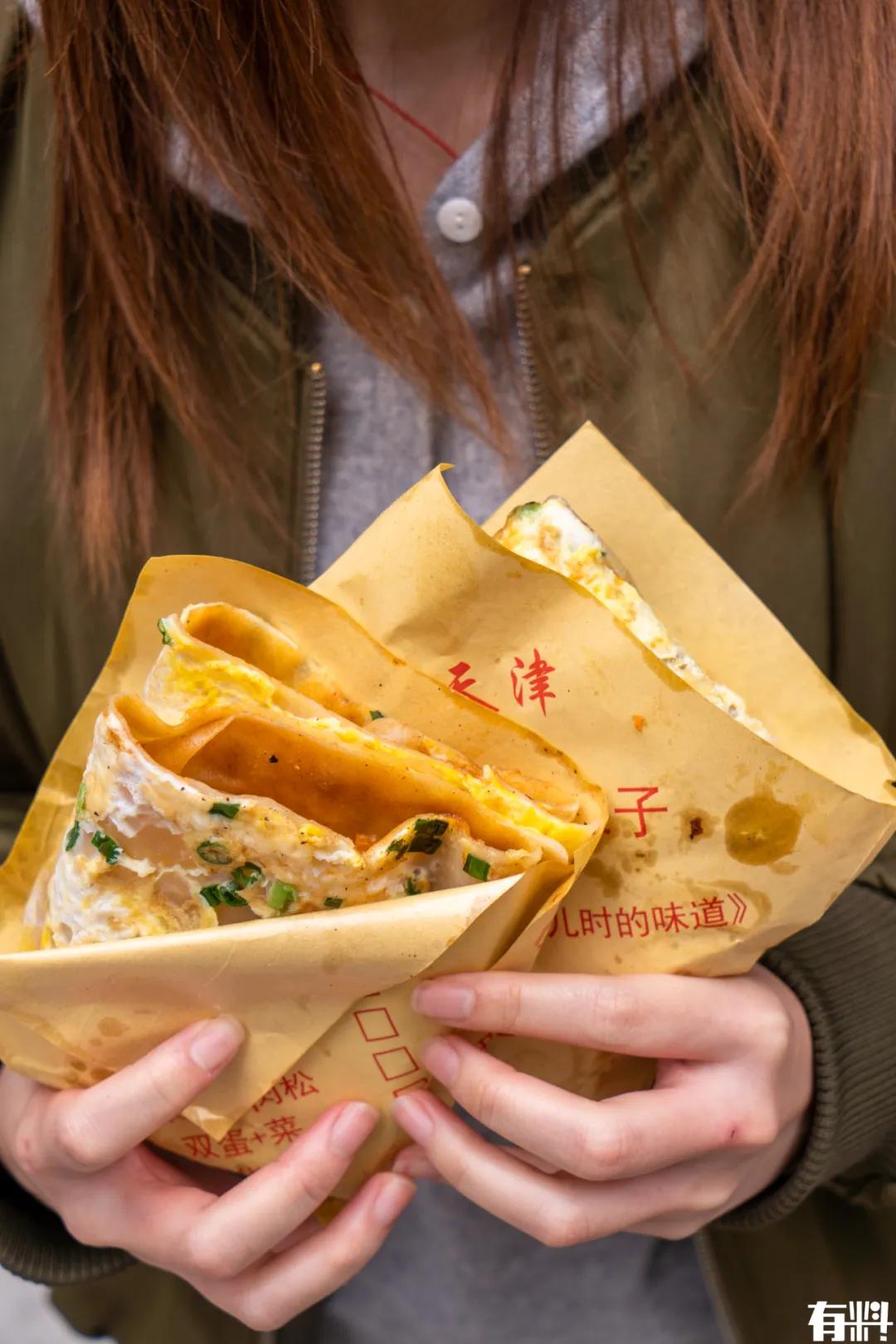 励志阿叔21年把小推车开成档口,这份煎饼果子,我先干为敬(图21) 石龙煎饼果子摊_东莞煎饼果子_小吃手推车款式图片