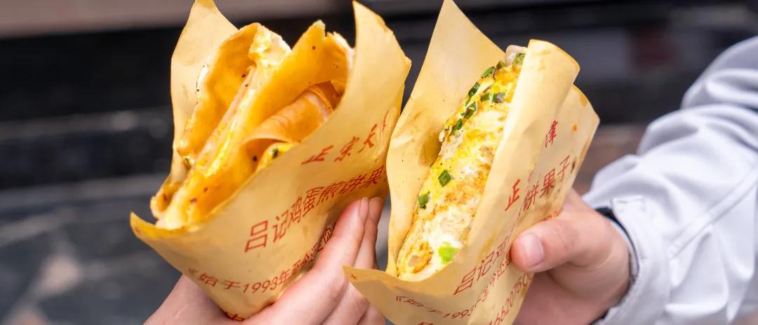 励志阿叔21年把小推车开成档口,这份煎饼果子,我先干为敬(图23) 东莞煎饼果子_石龙煎饼果子摊_小吃手推车款式图片