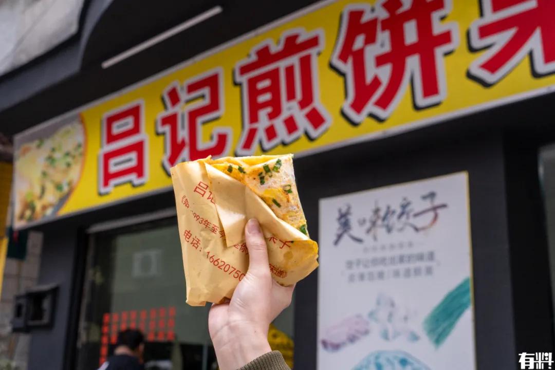 励志阿叔21年把小推车开成档口,这份煎饼果子,我先干为敬(图6) 石龙煎饼果子摊_小吃手推车款式图片_东莞煎饼果子