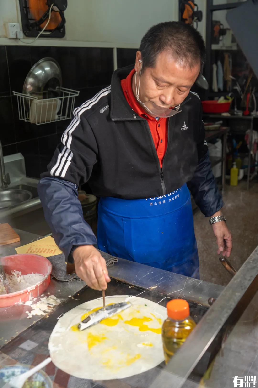 励志阿叔21年把小推车开成档口,这份煎饼果子,我先干为敬(图9) 小吃手推车款式图片_石龙煎饼果子摊_东莞煎饼果子