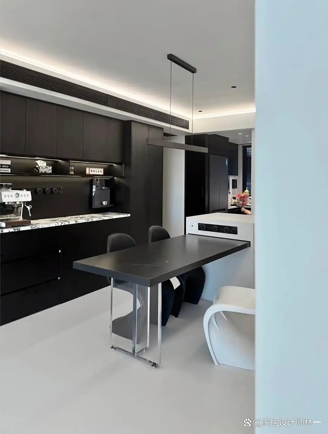 现代简约自装家_黑白极简装修案例_一居室小公寓装修效果图