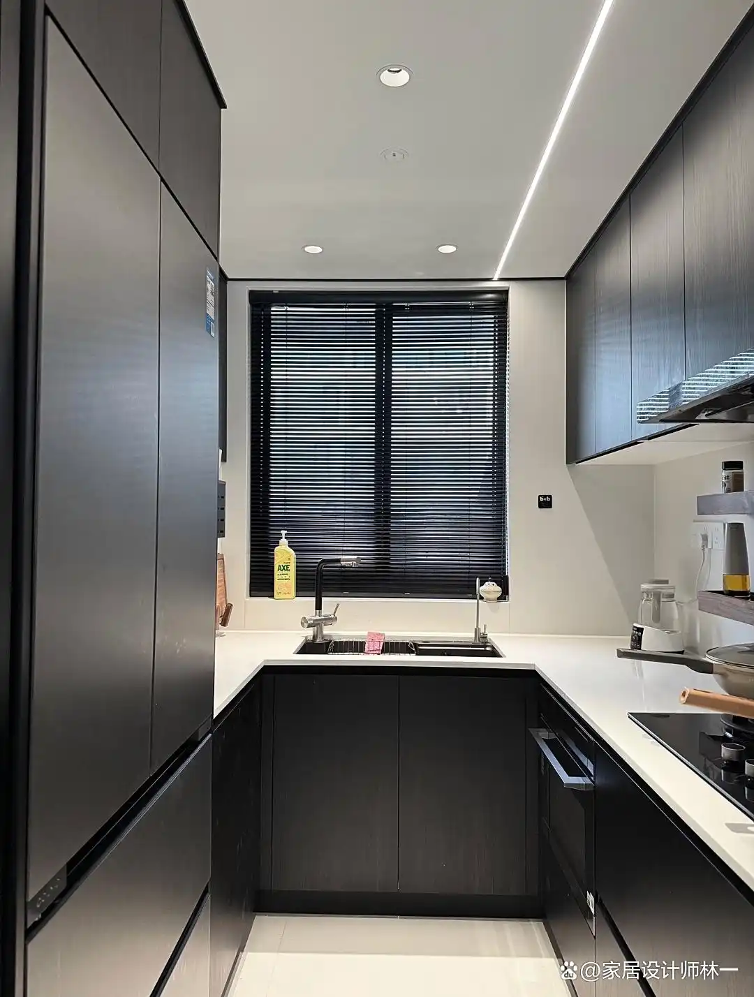 现代简约自装家_黑白极简装修案例_一居室小公寓装修效果图