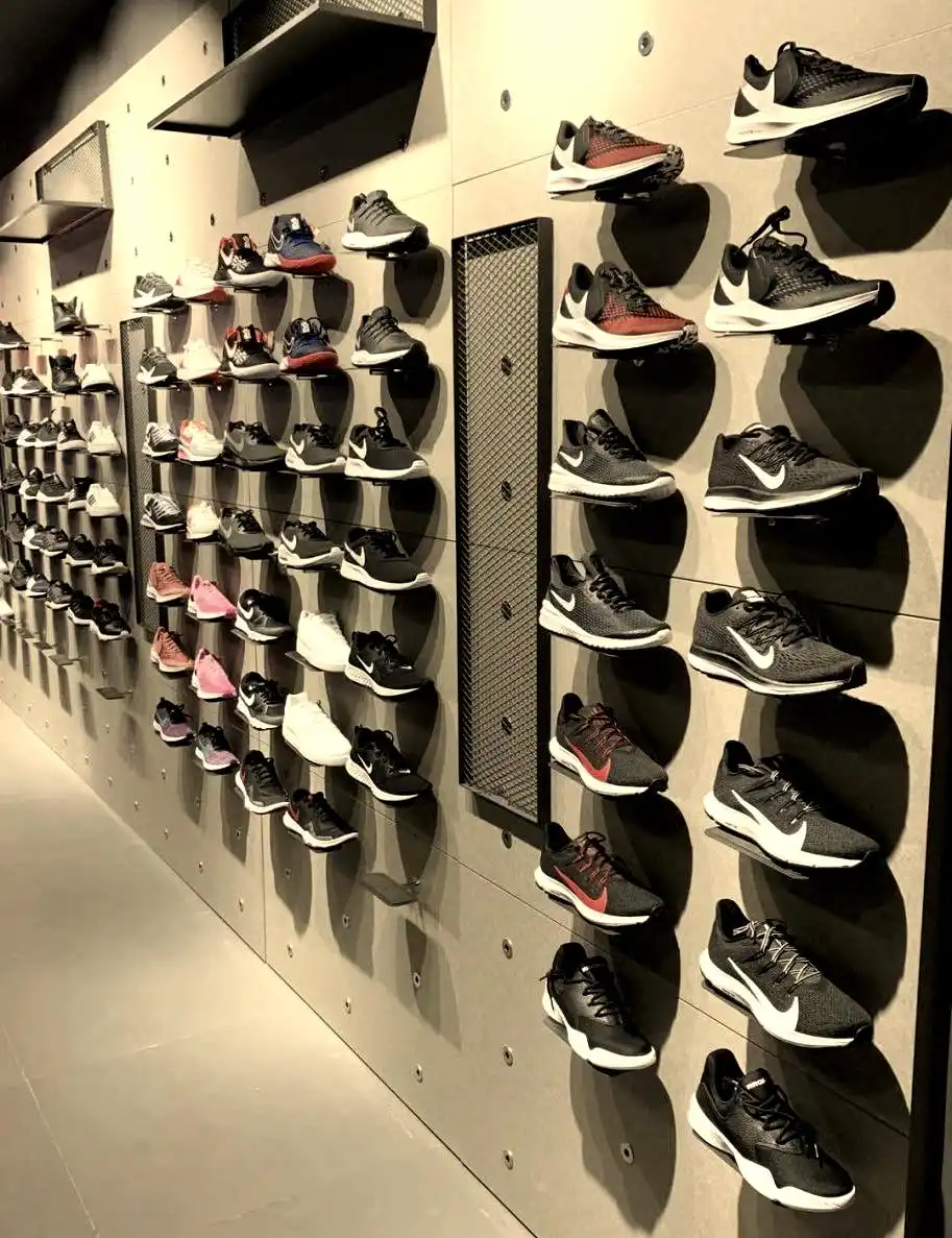 运动鞋服店铺陈列的全方位指南(图5) 运动鞋服店铺陈列规范_男装陈列技巧图片_鞋服店铺布局设计原则