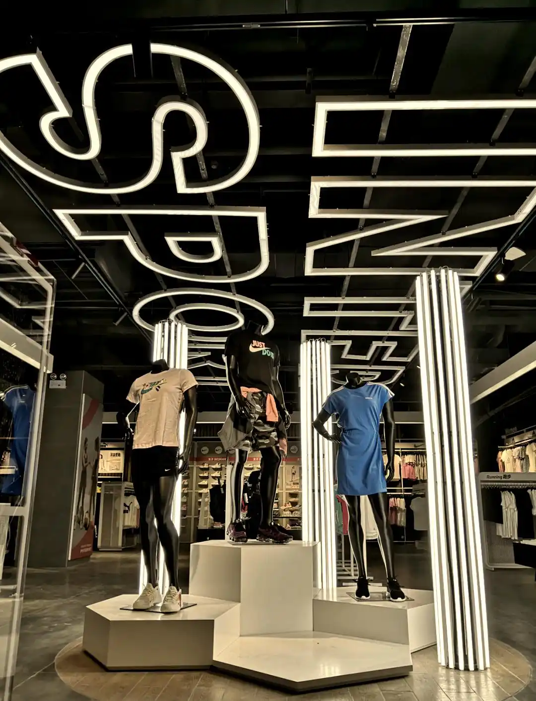 运动鞋服店铺陈列的全方位指南(图8) 运动鞋服店铺陈列规范_男装陈列技巧图片_鞋服店铺布局设计原则