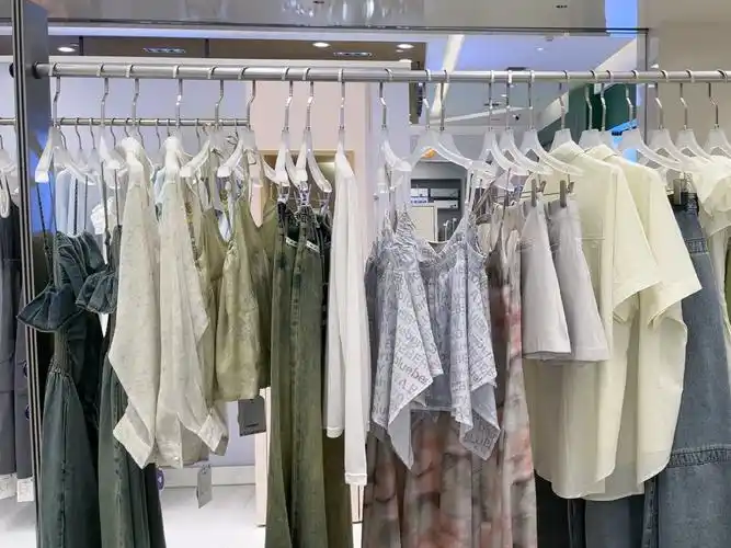 店铺陈列技巧提升指南(图2) 男装陈列技巧图片_挂通陈列方法_店铺陈列技巧