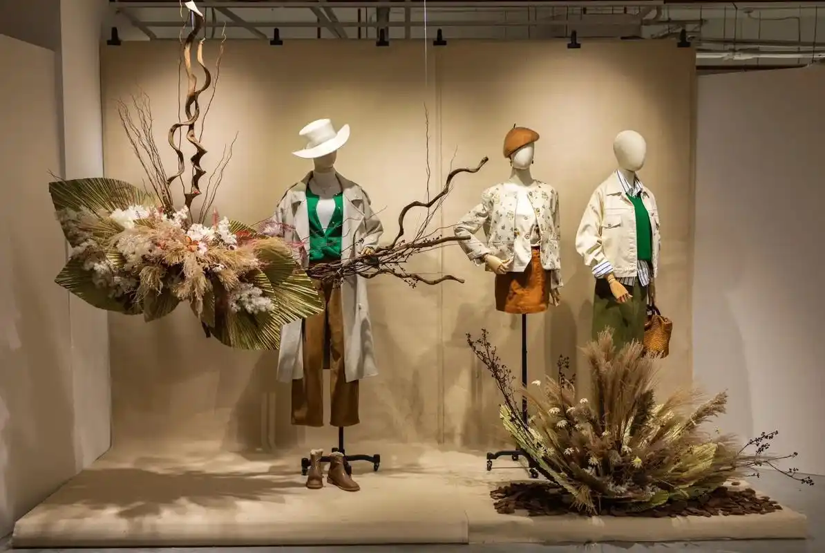 店铺陈列技巧提升指南(图11) 挂通陈列方法_店铺陈列技巧_男装陈列技巧图片