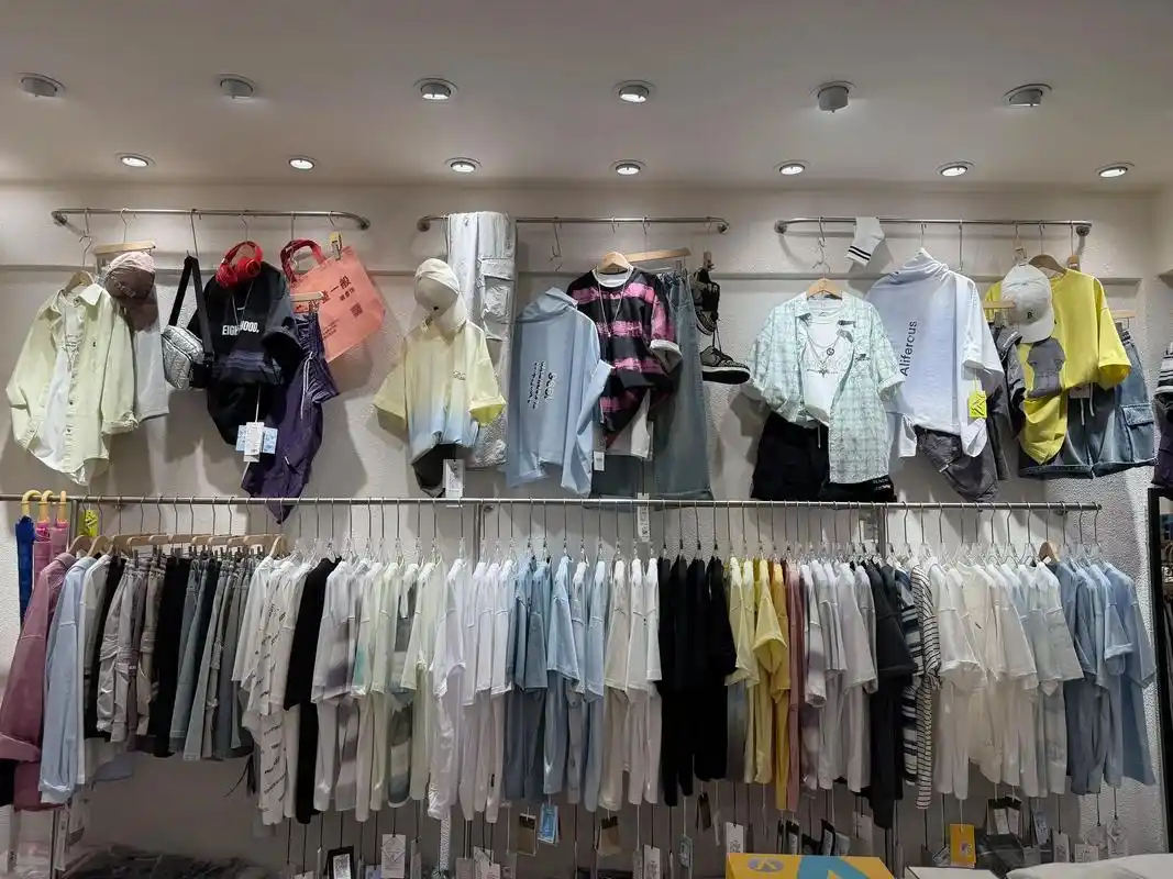 店铺陈列技巧提升指南(图3) 店铺陈列技巧_挂通陈列方法_男装陈列技巧图片