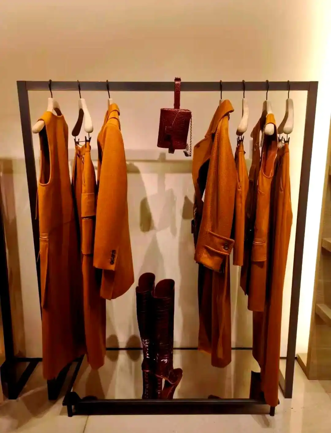 店铺陈列技巧提升指南(图5) 店铺陈列技巧_挂通陈列方法_男装陈列技巧图片