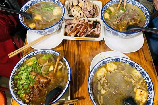 南京鸭血粉丝汤推荐_南京吃美食_南京代表性小吃推荐