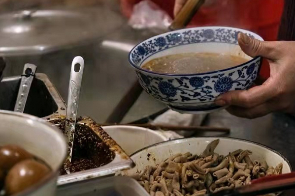 南京鸭血粉丝汤推荐_南京代表性小吃推荐_南京吃美食