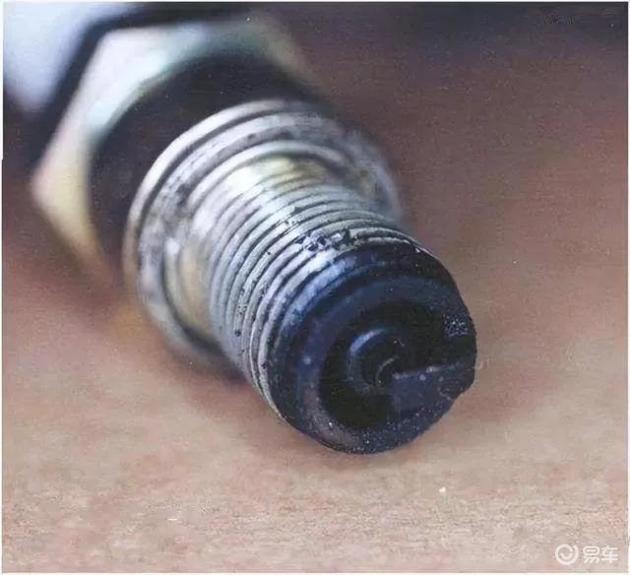 汽车火花塞多久换一次好?按照这个标准,养车能省“不少钱”(图4) 火花塞保养方法_汽车火花塞更换周期_火花塞更换标准