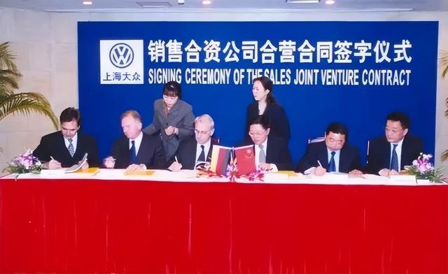 上海大众桑塔纳发展史_上海大众汽车工业转型历程_大众神车