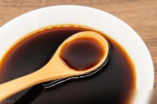 同样都是酱油,生抽、老抽、味极鲜有什么不同?快告诉家人别用错(图1) 味达美味极鲜酱油和海天生抽_酱油种类区分_生抽老抽味极鲜区别