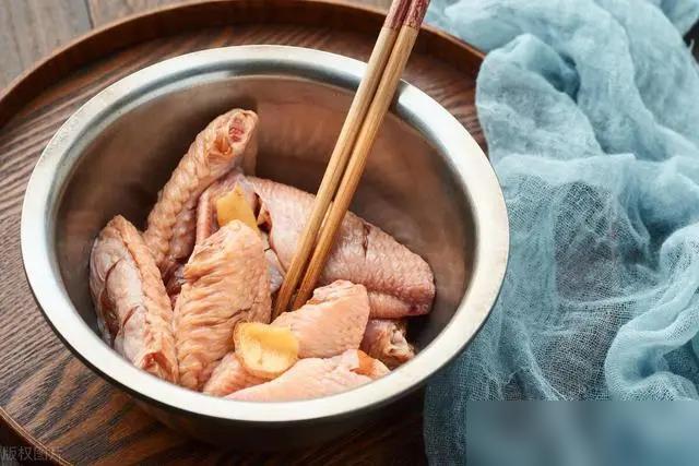 同样都是酱油,生抽、老抽、味极鲜有什么不同?快告诉家人别用错(图3) 味达美味极鲜酱油和海天生抽_酱油种类区分_生抽老抽味极鲜区别