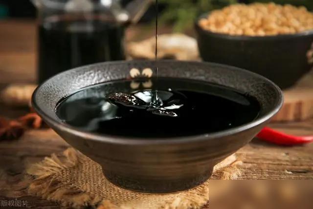 同样都是酱油,生抽、老抽、味极鲜有什么不同?快告诉家人别用错(图4) 味达美味极鲜酱油和海天生抽_生抽老抽味极鲜区别_酱油种类区分