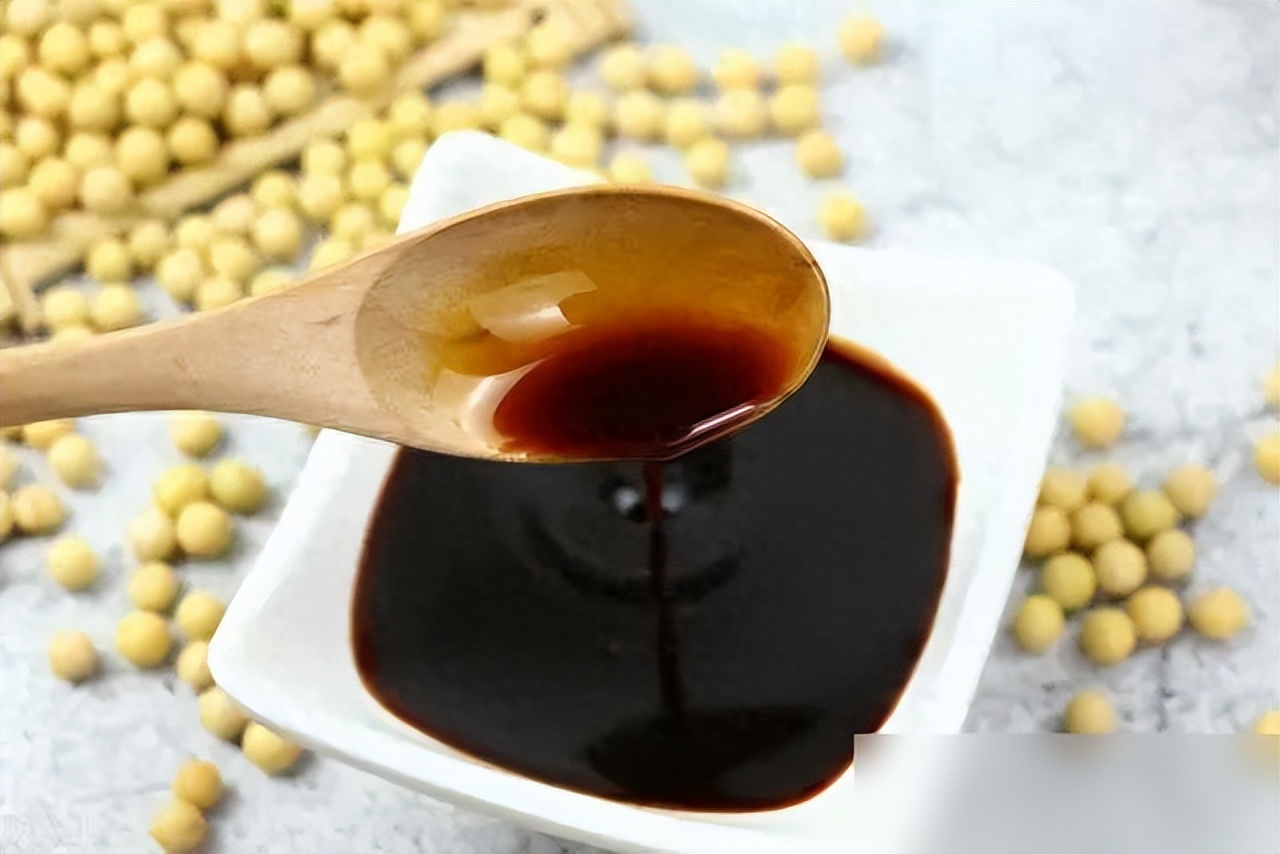 同样都是酱油,生抽、老抽、味极鲜有什么不同?快告诉家人别用错(图5) 味达美味极鲜酱油和海天生抽_酱油种类区分_生抽老抽味极鲜区别