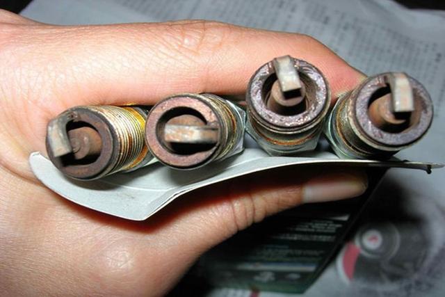 火花塞使用寿命标准_火花塞更换标准_火花塞破损情况判断