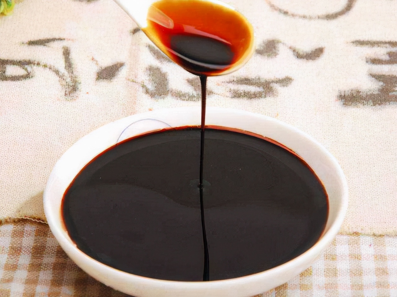 味极鲜和一品鲜的区别_酱油选购技巧_味达美味极鲜酱油和海天生抽