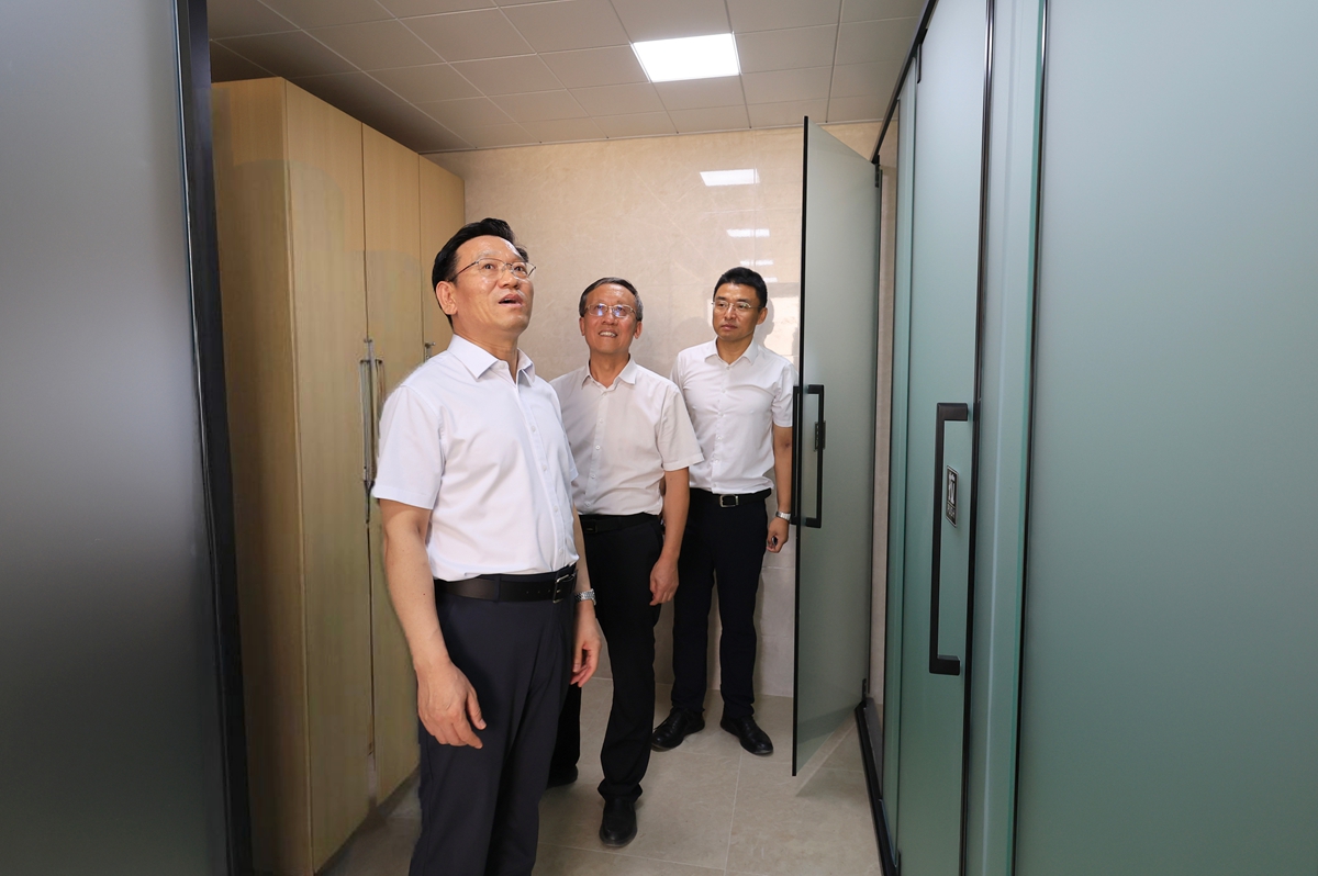 田辉检查开学准备工作和重点工程建设情况(图6) 秋季学期开学准备_校园安全隐患排查_宿舍维修工作