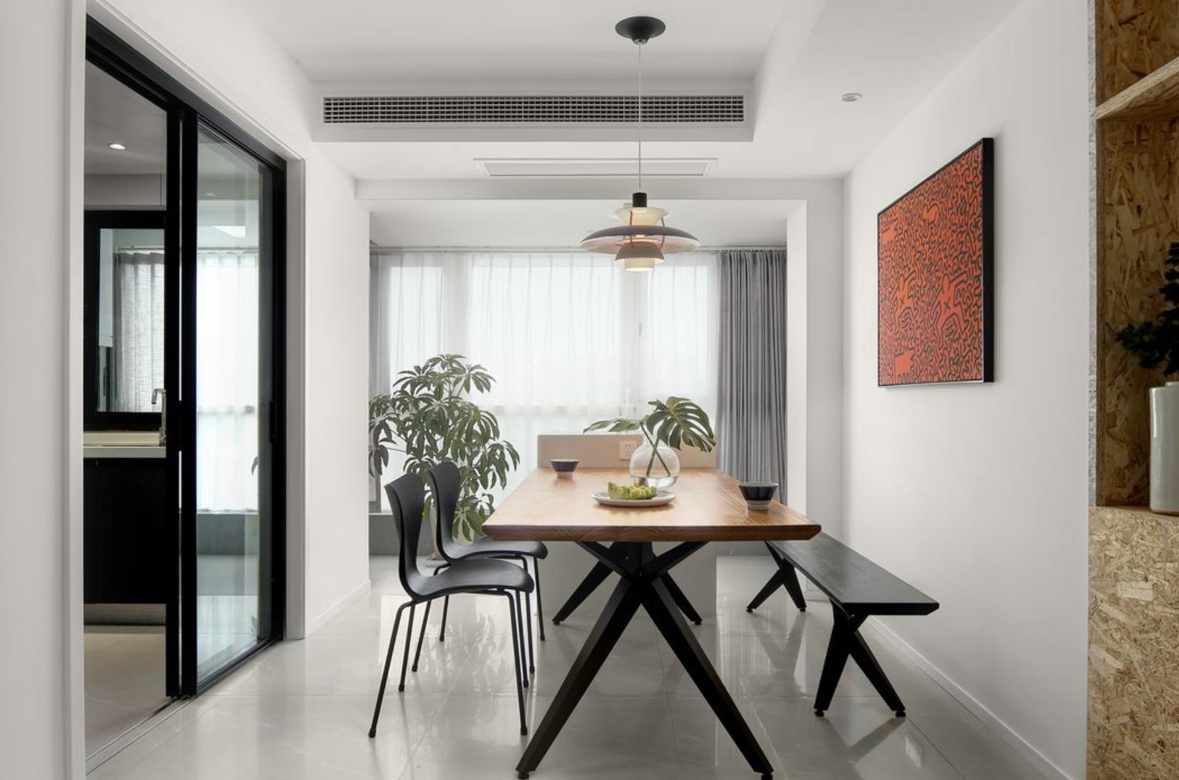 年轻夫妇实用温馨装修设计_全房铺地砖墙面刷大白装修案例_墙面装饰留白