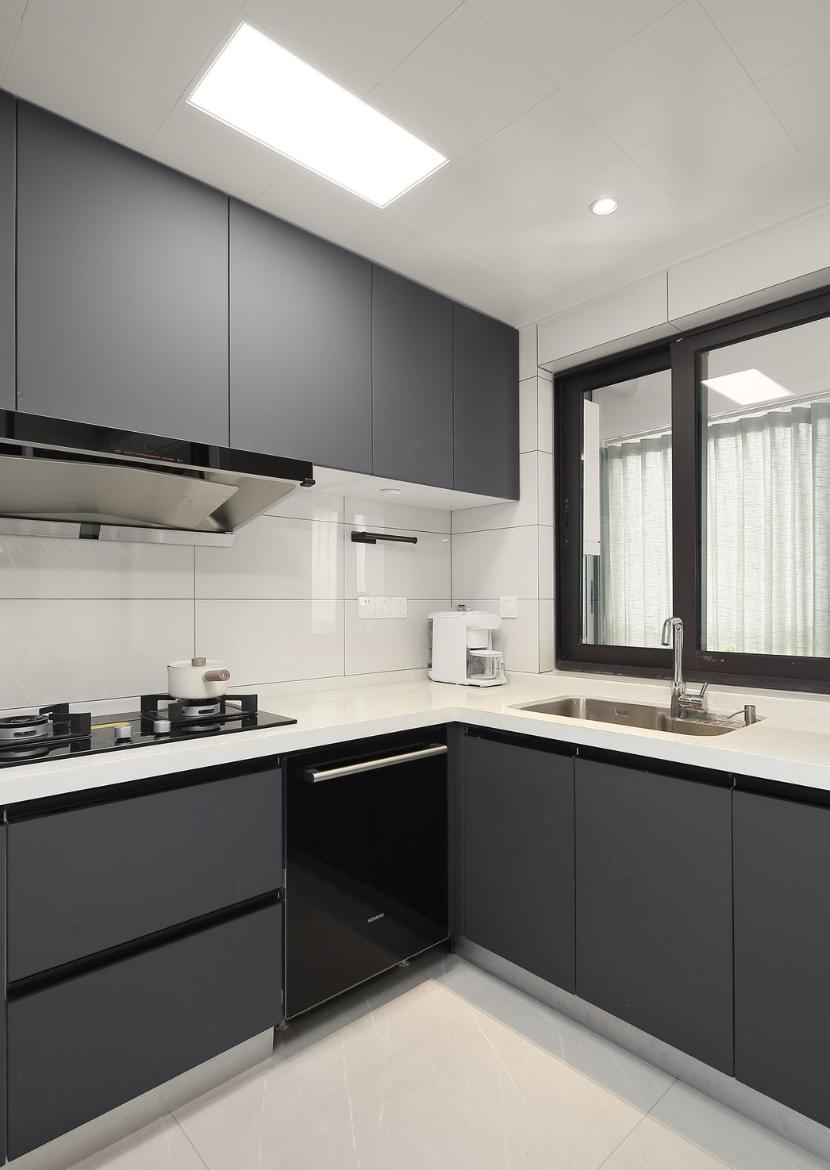 全房铺地砖墙面刷大白装修案例_年轻夫妇实用温馨装修设计_墙面装饰留白