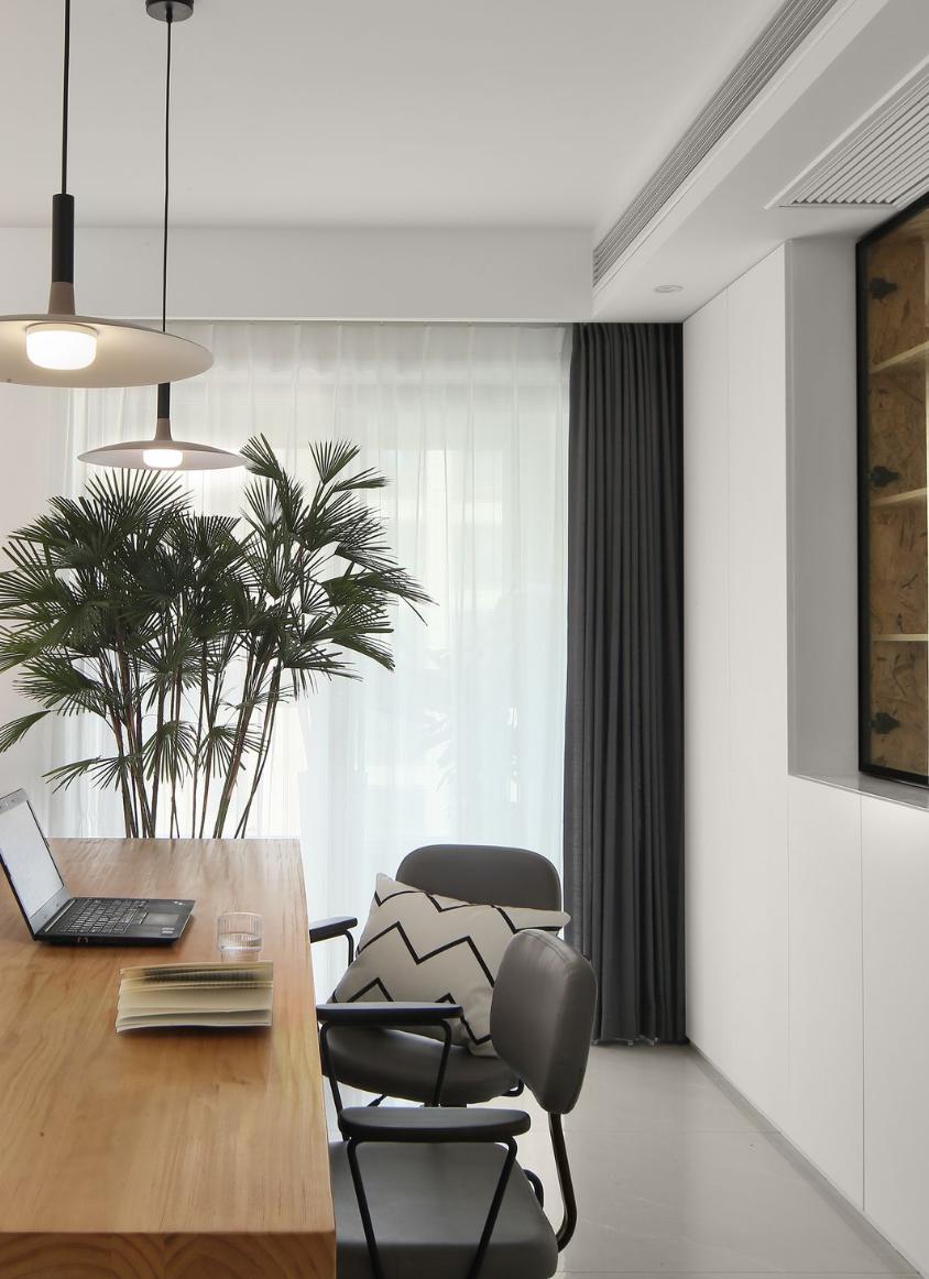 墙面装饰留白_年轻夫妇实用温馨装修设计_全房铺地砖墙面刷大白装修案例