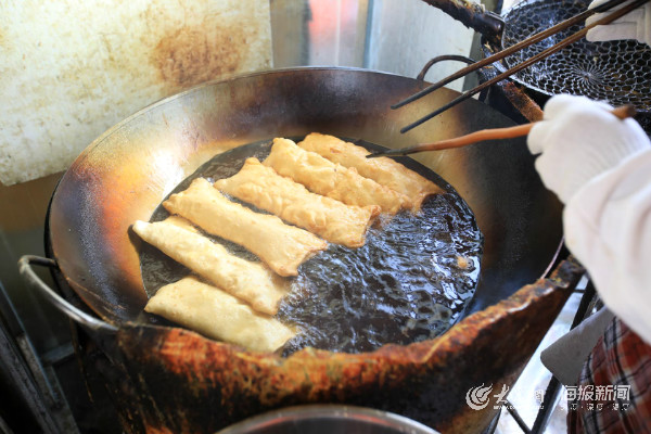 吃在聊城|清晨,是被冠县荷包的酥脆声和豆沫的浓香唤醒的(图3) 冠县荷包_冠县早餐文化_聊城小吃 鸡蛋荷包