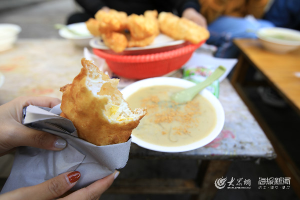 吃在聊城|清晨,是被冠县荷包的酥脆声和豆沫的浓香唤醒的(图4) 冠县荷包_冠县早餐文化_聊城小吃 鸡蛋荷包