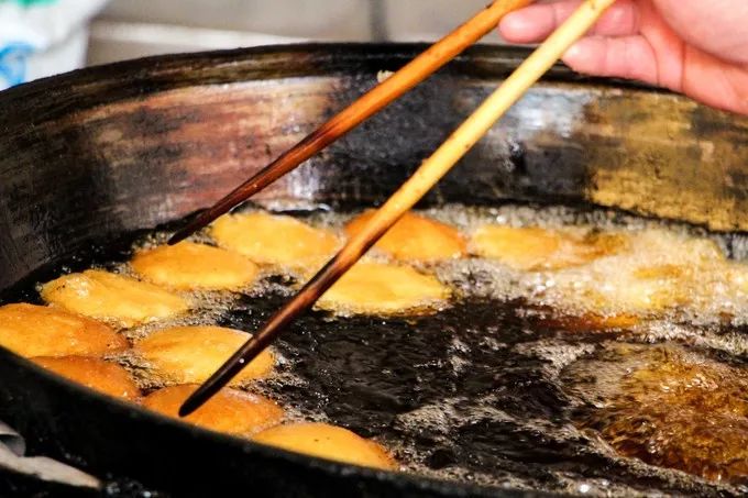 聊城小吃 鸡蛋荷包_山东早餐地图_济南甜沫油旋草包包子