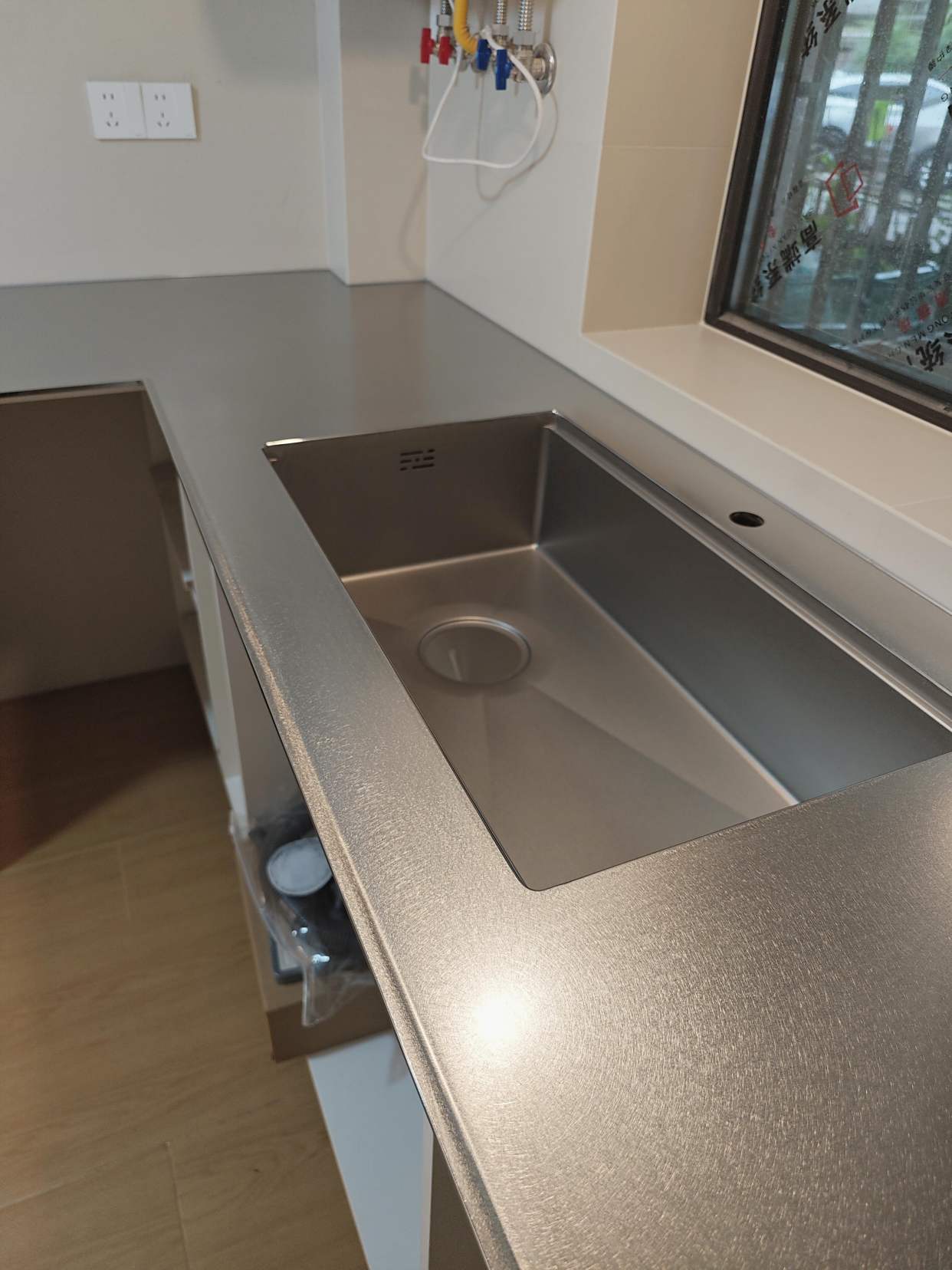 304不锈钢台面厨房_厨房设计不合理_烘焙店吧台装饰图片