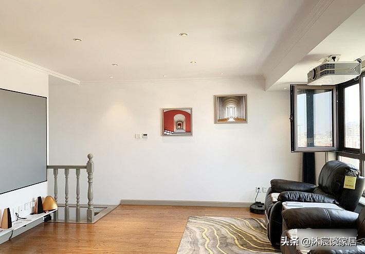 现代轻奢复式装修设计_轻奢风格跃式住宅案例_生态木墙面效果图