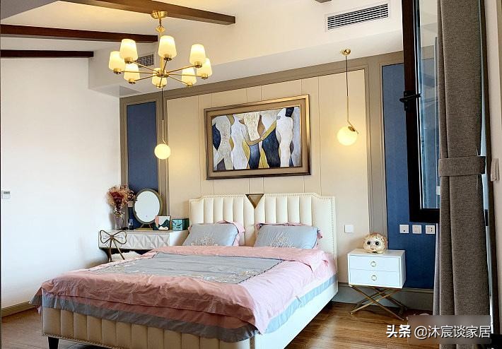 轻奢风格跃式住宅案例_生态木墙面效果图_现代轻奢复式装修设计