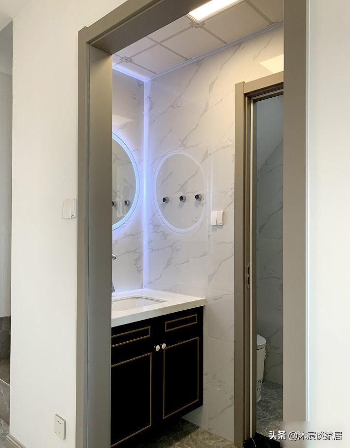 轻奢风格跃式住宅案例_现代轻奢复式装修设计_生态木墙面效果图