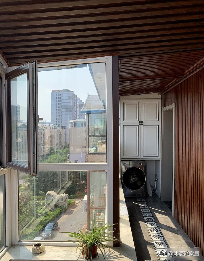 生态木墙面效果图_现代轻奢复式装修设计_轻奢风格跃式住宅案例