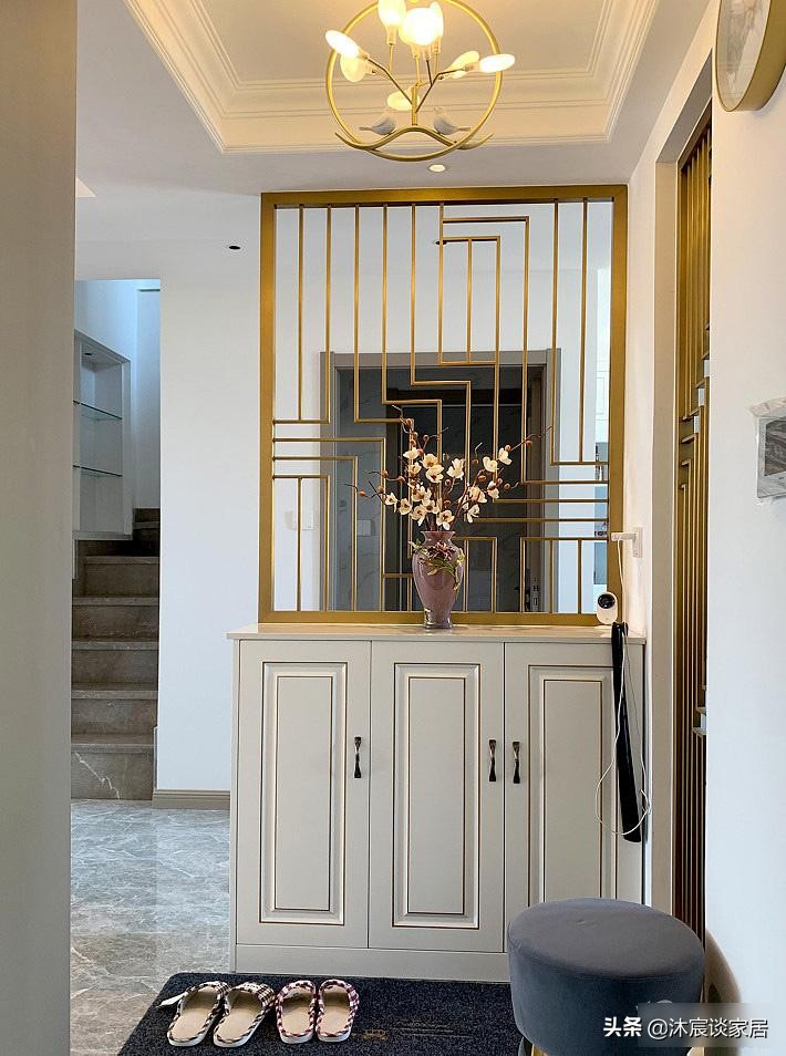 生态木墙面效果图_轻奢风格跃式住宅案例_现代轻奢复式装修设计