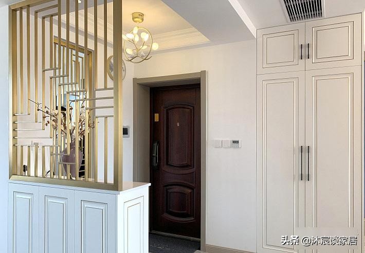 现代轻奢复式装修设计_轻奢风格跃式住宅案例_生态木墙面效果图