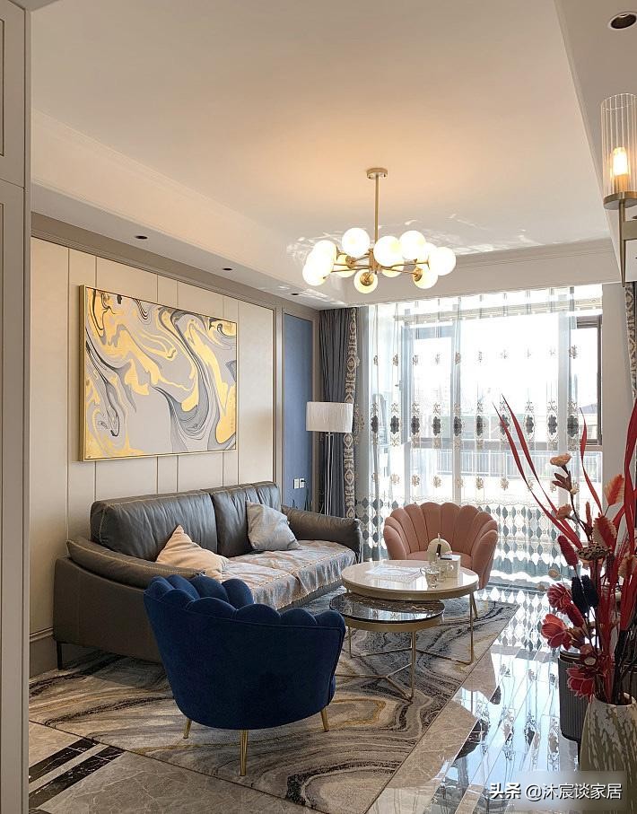 轻奢风格跃式住宅案例_现代轻奢复式装修设计_生态木墙面效果图