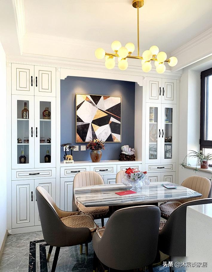 生态木墙面效果图_现代轻奢复式装修设计_轻奢风格跃式住宅案例