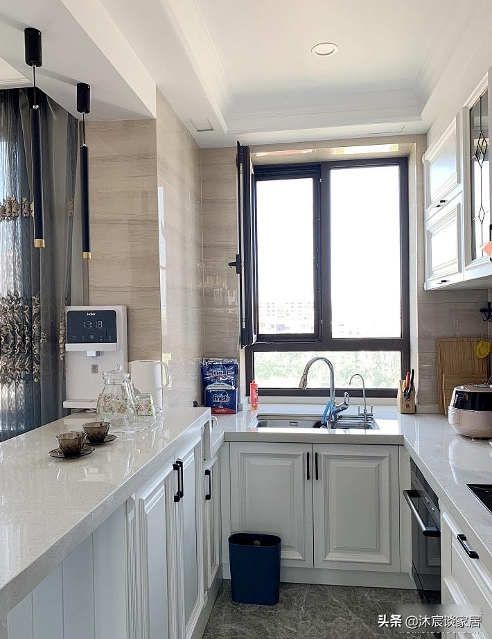 轻奢风格跃式住宅案例_生态木墙面效果图_现代轻奢复式装修设计