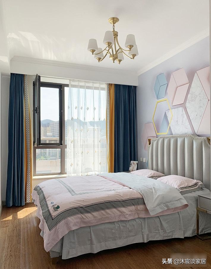 现代轻奢复式装修设计_轻奢风格跃式住宅案例_生态木墙面效果图