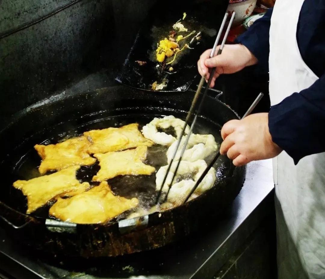聊城东关街美食_知味轩八批_聊城小吃 鸡蛋荷包