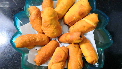 只需三个鸡蛋两百克面粉早餐轻松做，家里人都爱吃的黄金面包，松软香甜