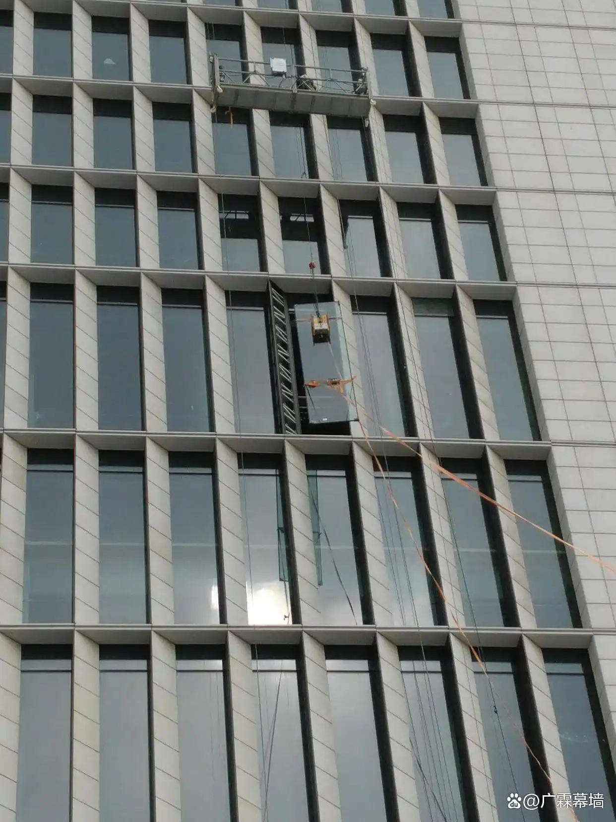 幕墙玻璃更换_玻璃幕墙寿命到期更换_更换玻璃幕墙避坑指南