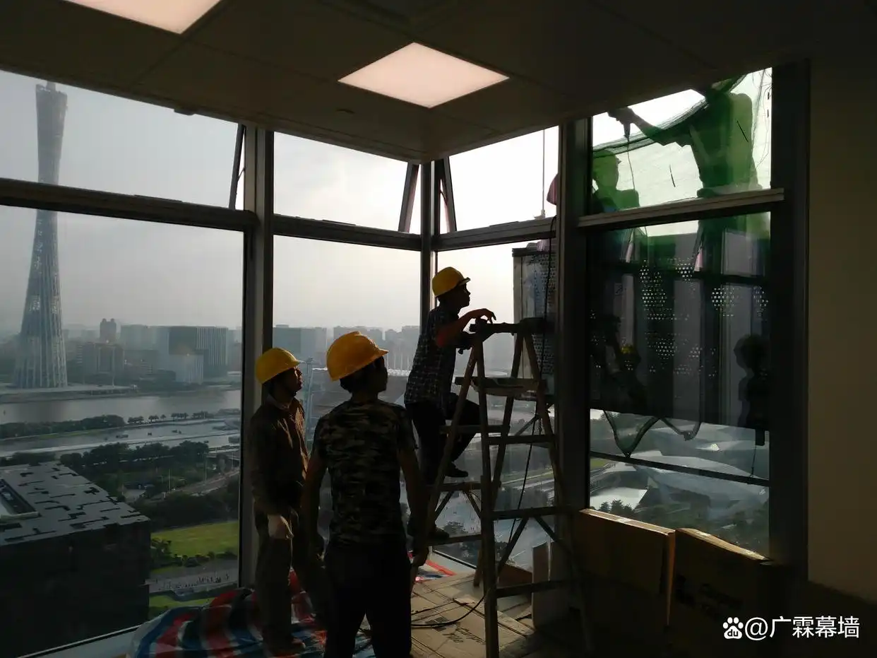 玻璃幕墙寿命到期更换_更换玻璃幕墙避坑指南_幕墙玻璃更换