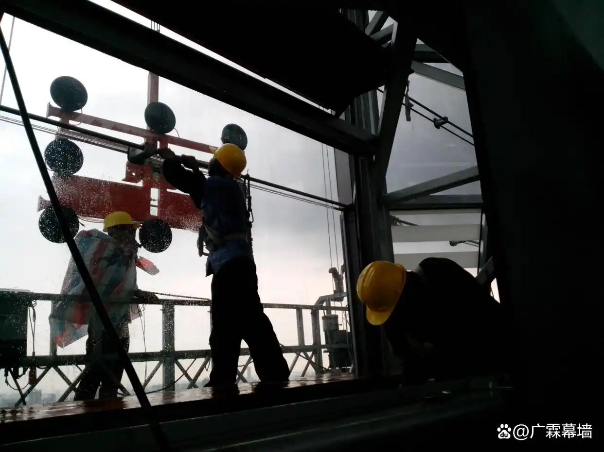 幕墙玻璃更换_玻璃幕墙寿命到期更换_更换玻璃幕墙避坑指南
