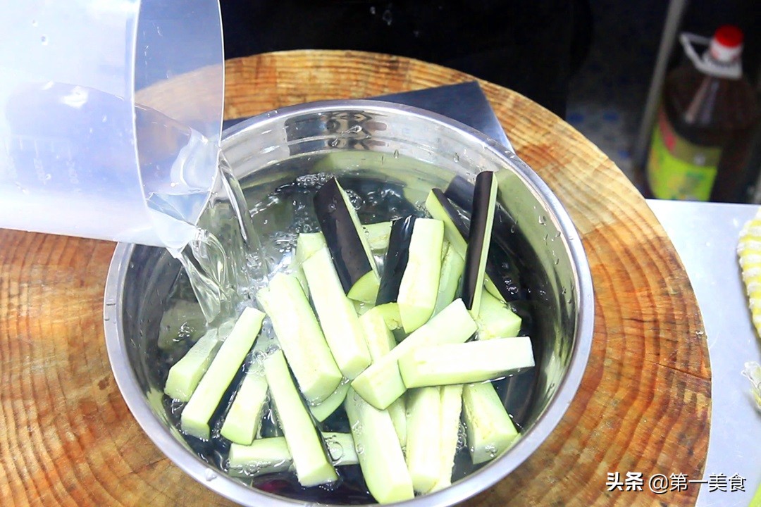 家常菜系列:百变素菜_风味茄条做法_外酥里嫩茄子菜谱