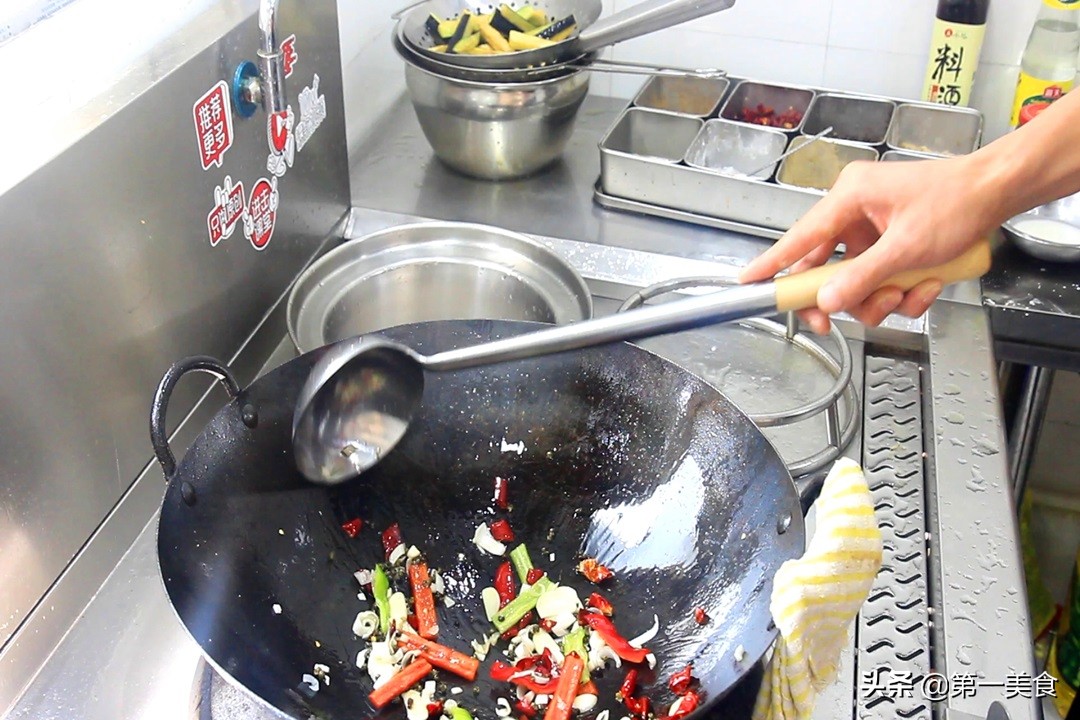 家常菜系列:百变素菜_外酥里嫩茄子菜谱_风味茄条做法